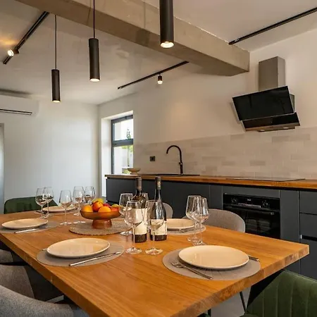 Vila Cosmic, Heated Pool And Free Breakfast Sumartin
