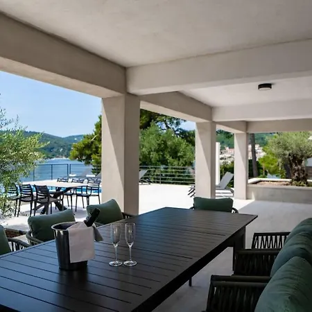 Cosmic, Heated Pool And Free Breakfast *