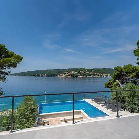 Cosmic, Heated Pool And Free Breakfast Sumartin