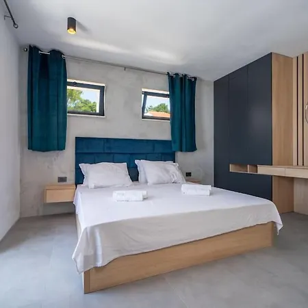 Cosmic, Heated Pool And Free Breakfast