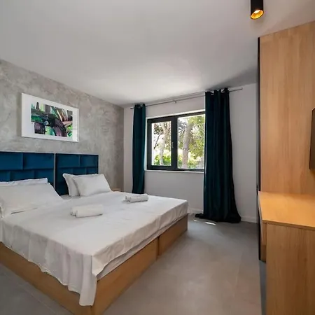 Cosmic, Heated Pool And Free Breakfast * Sumartin
