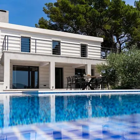 Cosmic, Heated Pool And Free Breakfast *