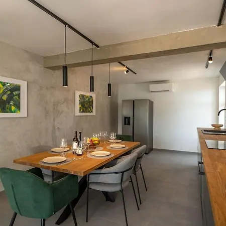 Cosmic, Heated Pool And Free Breakfast