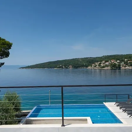 Cosmic, Heated Pool And Free Breakfast * Sumartin