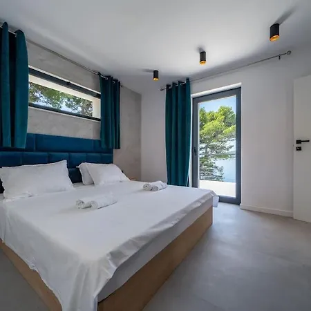 Cosmic, Heated Pool And Free Breakfast Sumartin